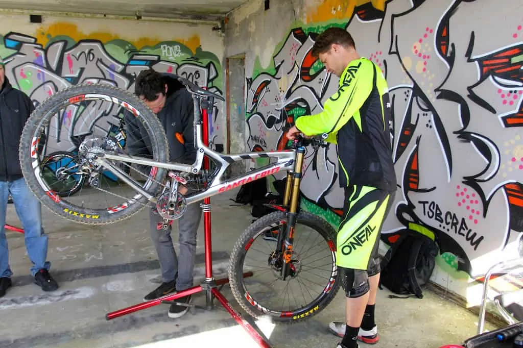 Santa Cruz Releases 29er V10 DH Bike / Internet Loses Its Mind 15 santa cruz v10 29er