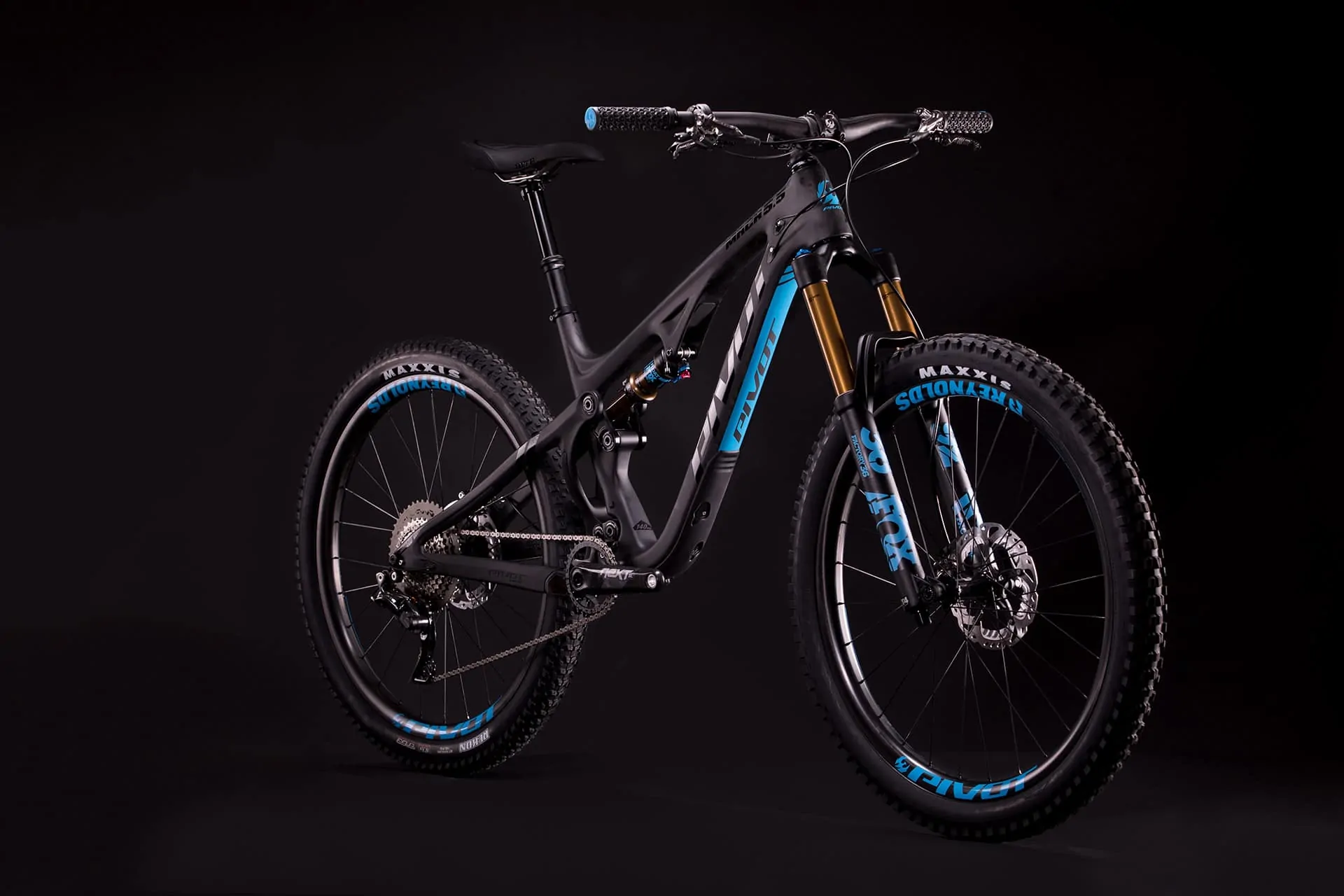 News / Pivot Releases the New Mach 5.5 Carbon Trail Bike 9 2017 Pivot Cycles Mach 5.5 Carbon Black