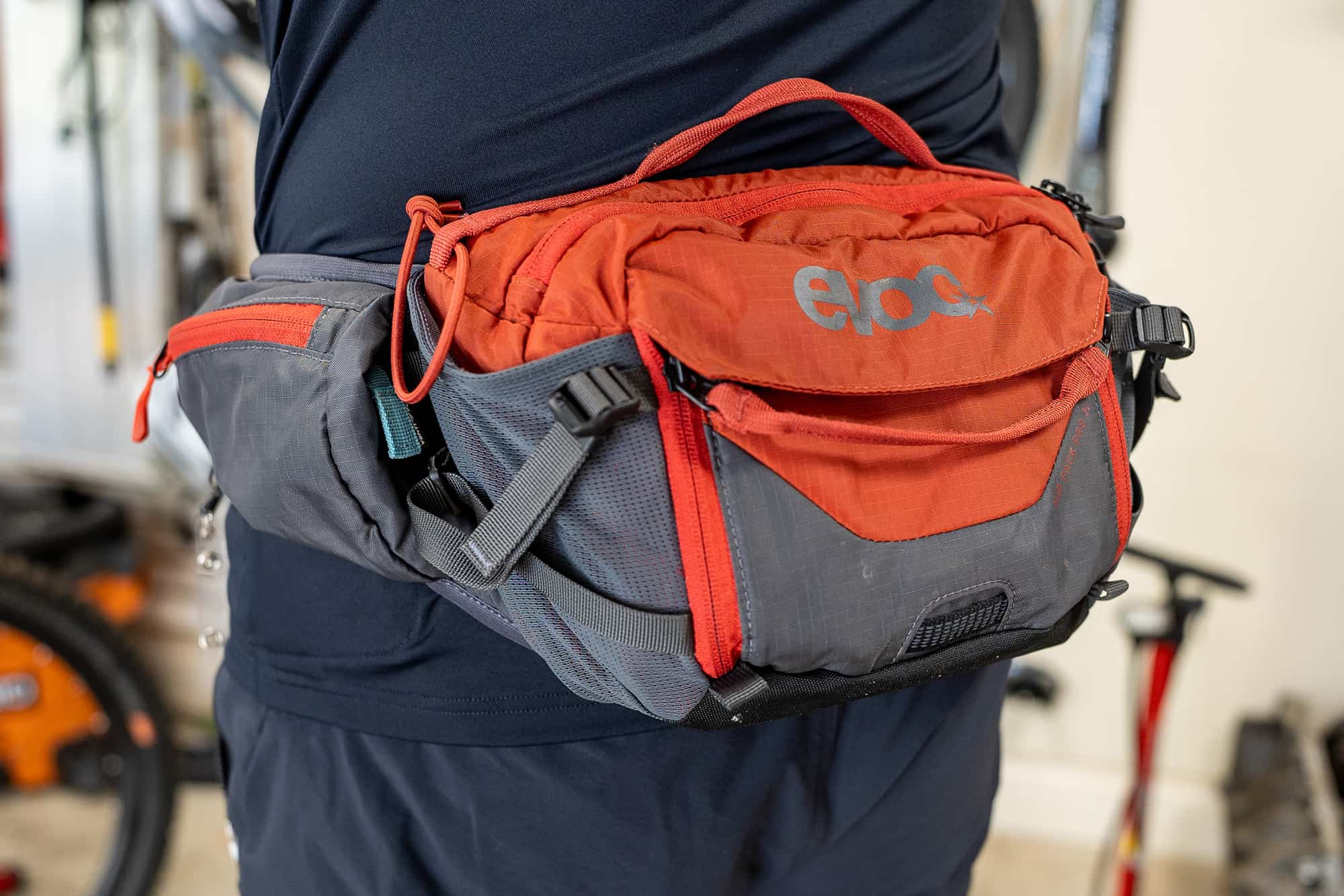 evoc hip pack pro 3l carbon grey chili red
