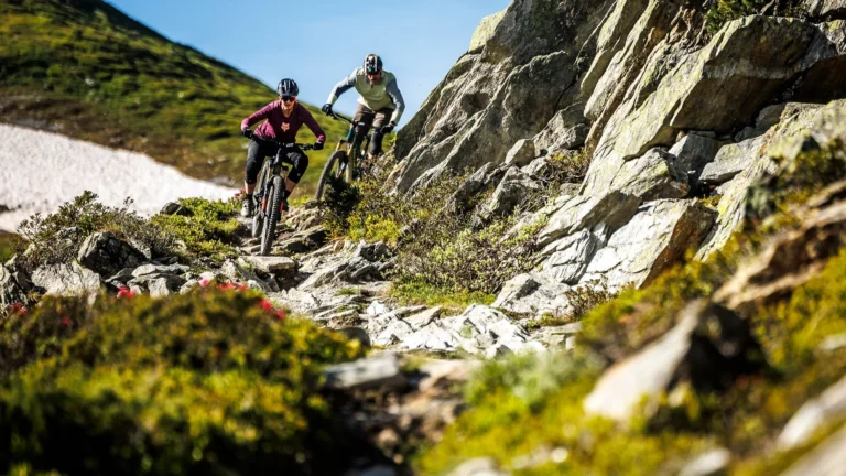 Best Lightweight e-MTBs for Aggressive Trail Riding (2026 Buyer’s Guide) 14 Santa Cruz Hightower Review